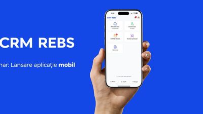 Webinar CRM REBS: lansarea aplicației mobile, cu ecranul principal al aplicației pe un telefon